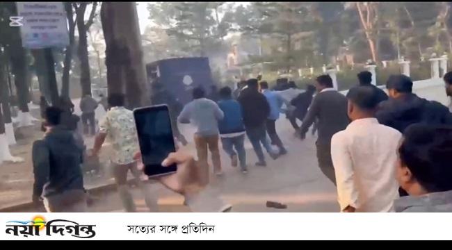 গাজীপুরে আ’লীগ নেতা বহনকারী প্রিজনভ্যানে ঝাড়ুপেটা