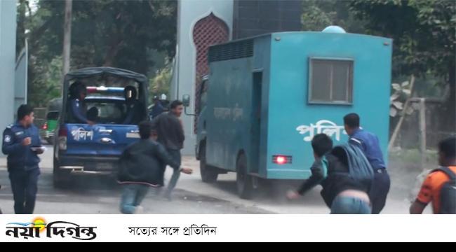 সাবেক কৃষিমন্ত্রীকে আদালতে নেয়ার সময় পুলিশভ্যানে ডিম নিক্ষেপ