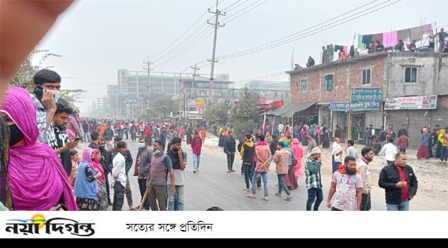 গাজীপুরে বেক্সিমকোর বন্ধ কারখানা খুলে দেয়ার দাবিতে মহাসড়ক অবরোধ