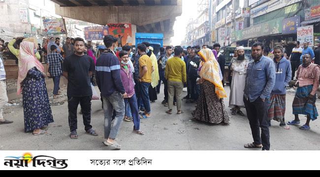 গাজীপুরে বন্ধ কারখানা খুলে দেয়ার দাবিতে ঢাকা-টাঙ্গাইল মহাসড়ক অবরোধ