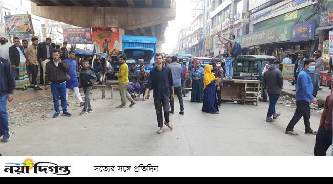 বিনা শর্তে দাবি মেনে নেয়ার আশ্বাসে সাড়ে ৩ ঘণ্টা পর সড়ক ছাড়ল শ্রমিকরা