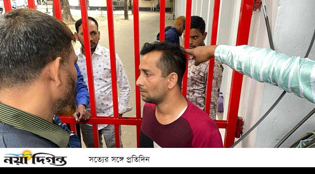 প্রেস ক্লাবের সামনে এক ব্যক্তির আত্মহত্যার চেষ্টা