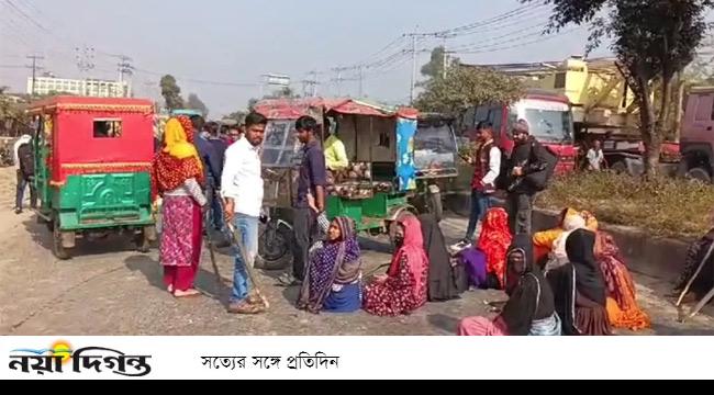 গাজীপুরের বকেয়া বেতনের দাবিতে শ্রমিক অসন্তোষ, সড়ক অবরোধ