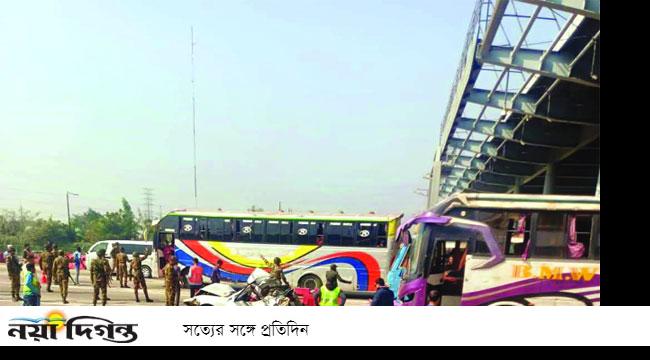 টোলপ্লাজায় বাসের ধাক্কায় এক পরিবারের ৪ জনসহ ঝরল ৬ প্রাণ