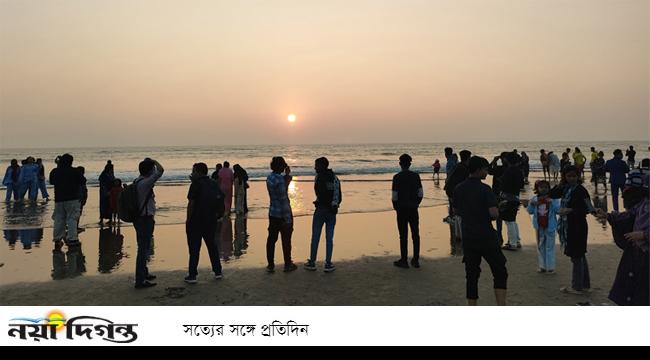 কক্সবাজার সৈকতে বছরের শেষ সূর্যকে বিদায় জানিয়েছেন লাখো পর্যটক