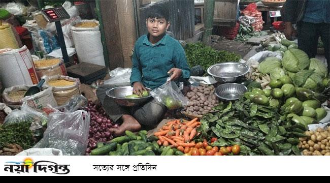 কুড়িগ্রামে স্বস্তি ফিরেছে সবজির বাজারে, দাম কমায় খুশি ক্রেতারা