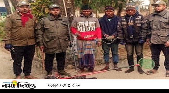 টাংগুয়ার হাওর থেকে মাছ ধরার ইলেকট্রনিক যন্ত্রসহ আটক ৩