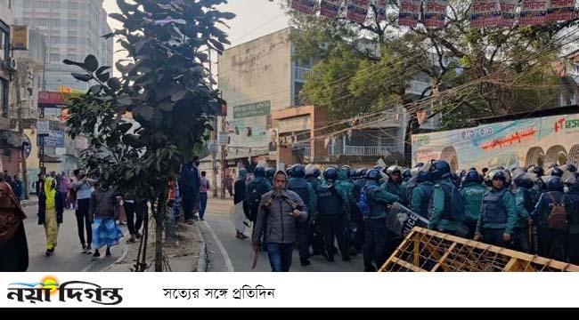 মাঠে আদালত স্থাপনের প্রতিবাদে স্থানীয় ও ঢাকা আলিয়ার শিক্ষার্থীদের সড়ক অবরোধ