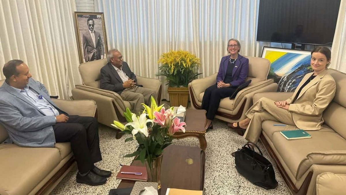 বিএনপির ভারপ্রাপ্ত মহাসচিব রিজভীর সাথে বৃটিশ হাইকমিশনারের সৌজন্য সাক্ষাৎ