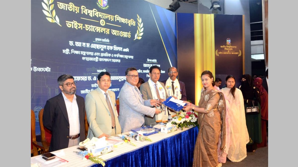 জাতীয় বিশ্ববিদ্যালয়ের ৫৭ মেধাবী শিক্ষার্থী পেলেন ভাইস-চ্যান্সেলর অ্যাওয়ার্ড