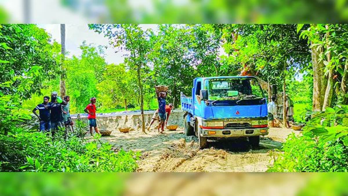 সিলোনিয়া নদীর বালু উত্তোলন হুমকিতে বেড়িবাঁধ