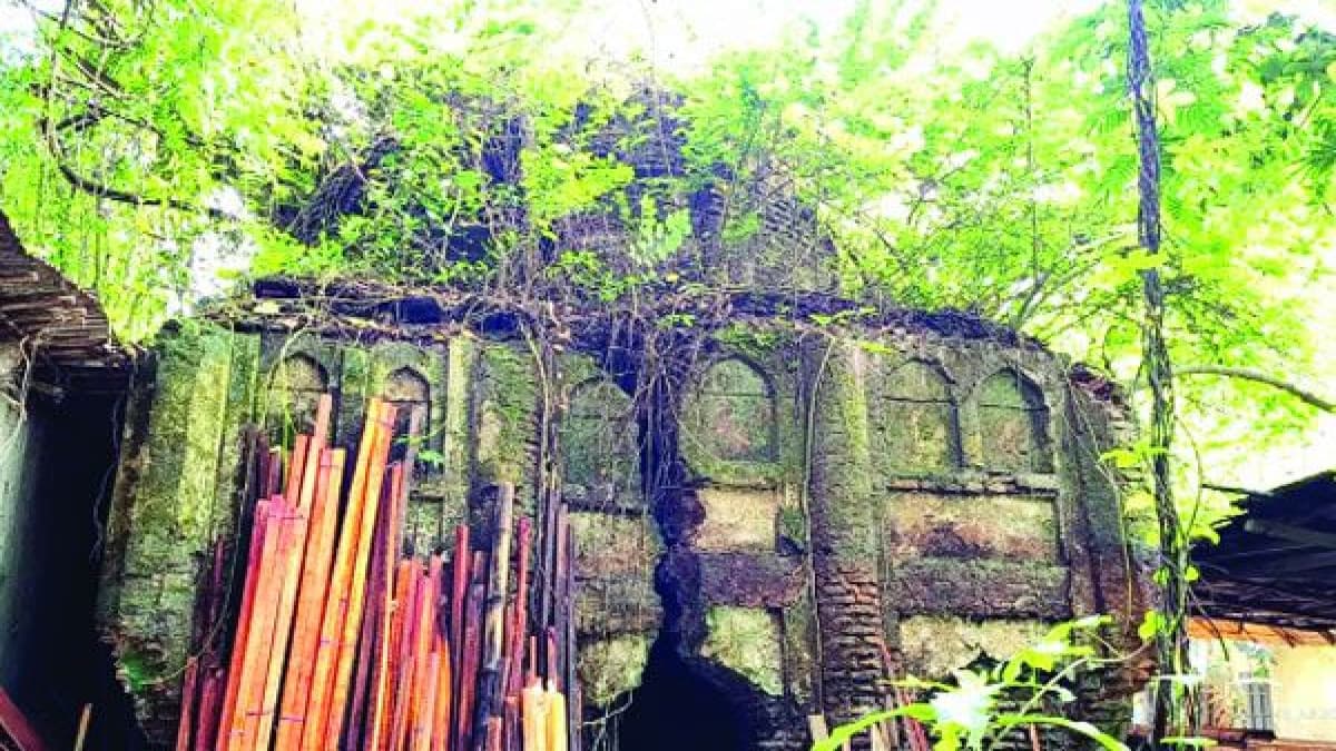 বটগাছের শেকড়ে ঝুলছে ৩০০ বছরের মসজিদ