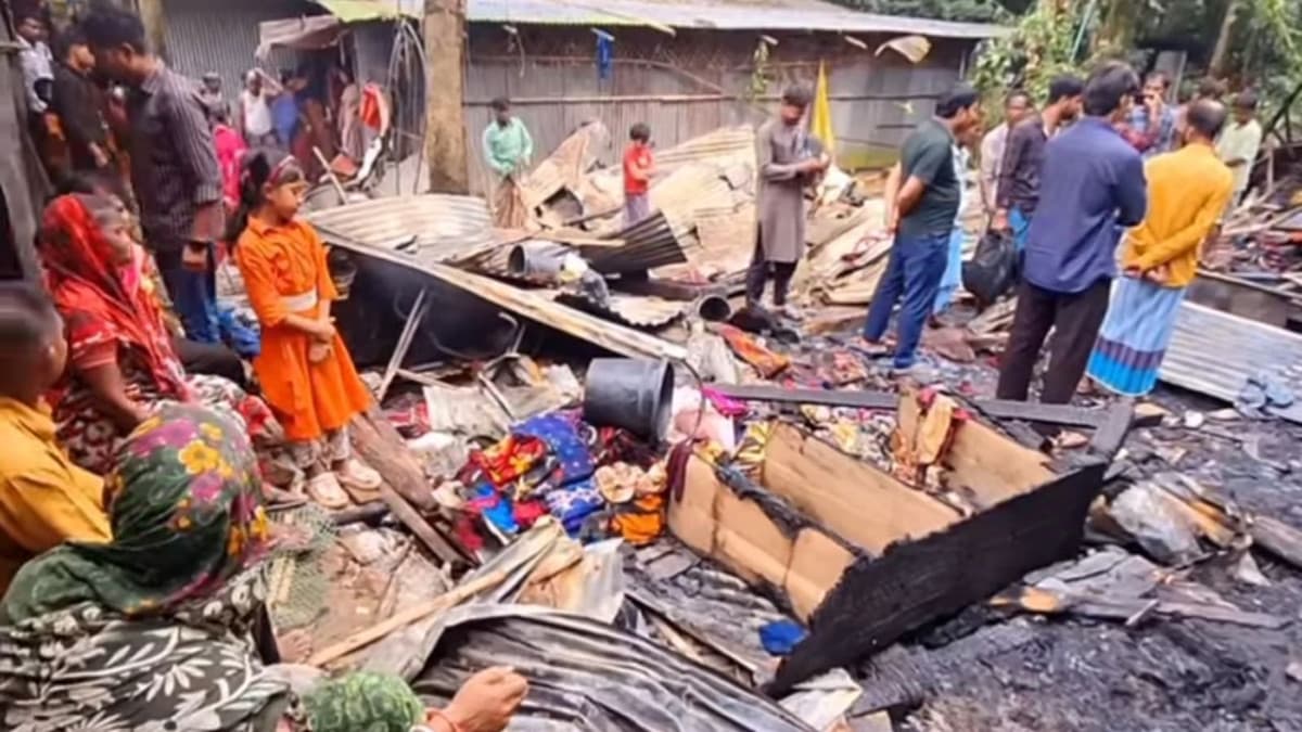 হাটহাজারীতে আগুনে পুড়ল ৫ পরিবারের বসতঘর