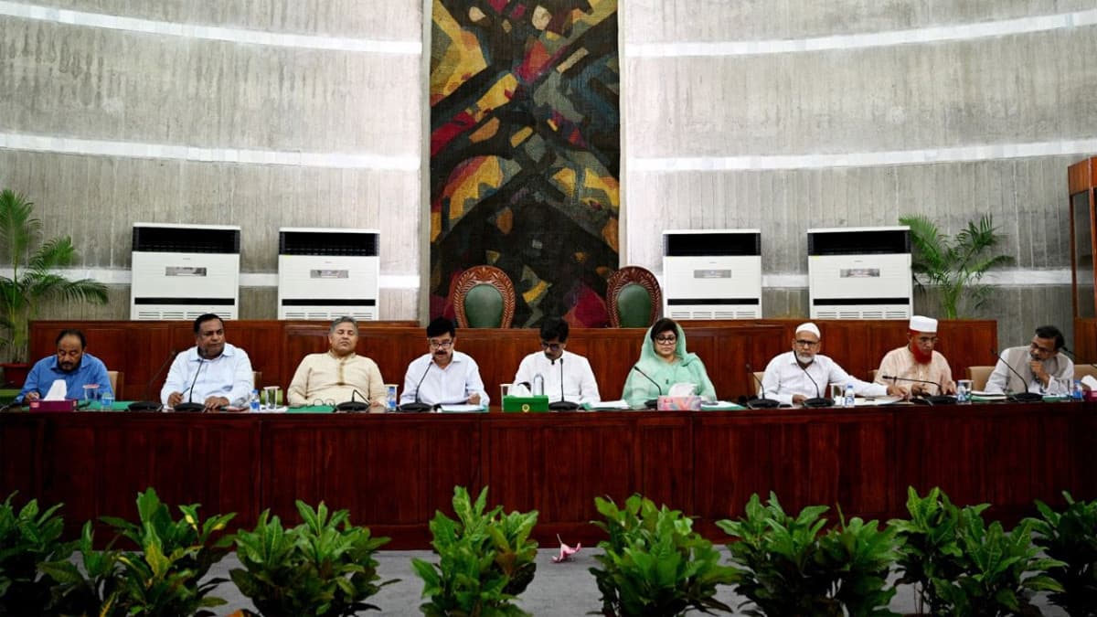 ফসলে কীটনাশকের অনিয়ন্ত্রিত ব্যবহার বন্ধে কার্যকর পদক্ষেপে গুরুত্বারোপ