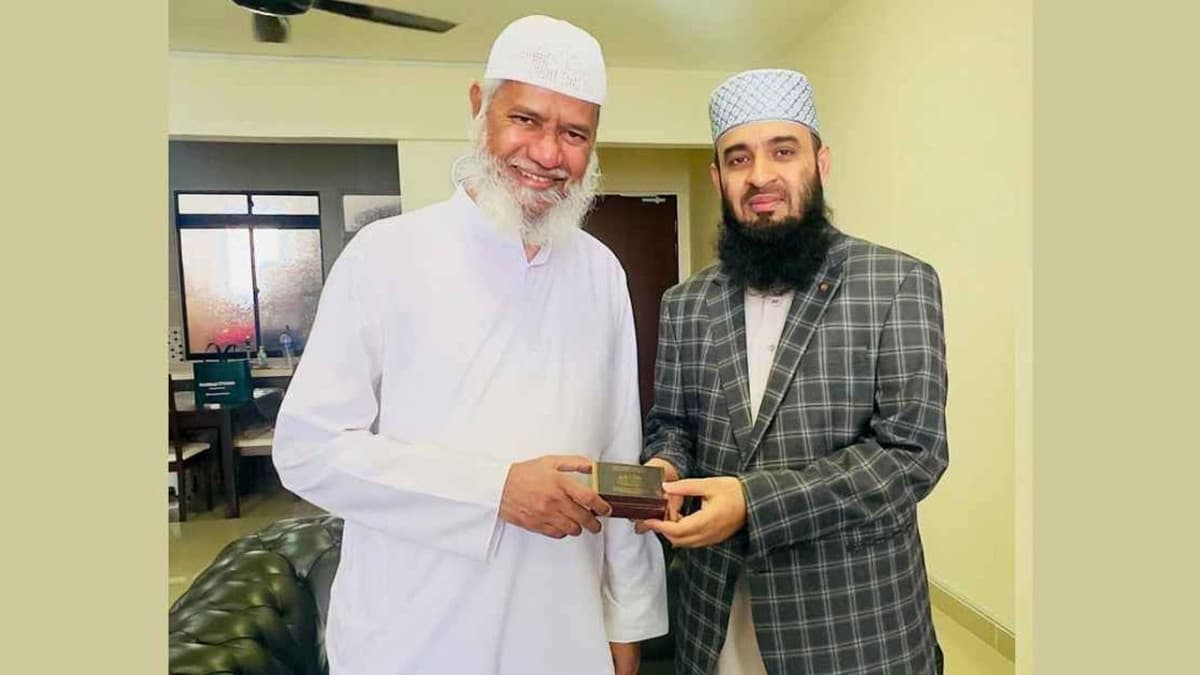 জাকির নায়েক থেকে ‘কিসওয়াতুল কাবা’ উপহার পেলেন মিজানুর রহমান আজহারী