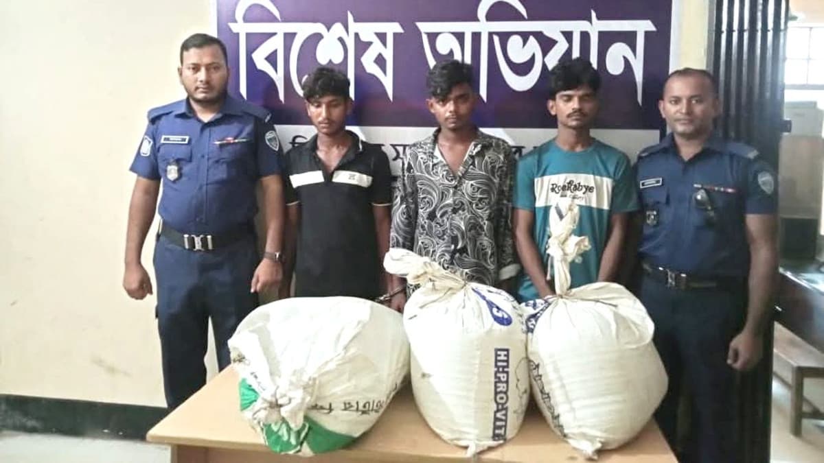 মিরসরাইয়ে ১৪০ লিটার চোলাইমদসহ ৩ মাদককারবারি আটক
