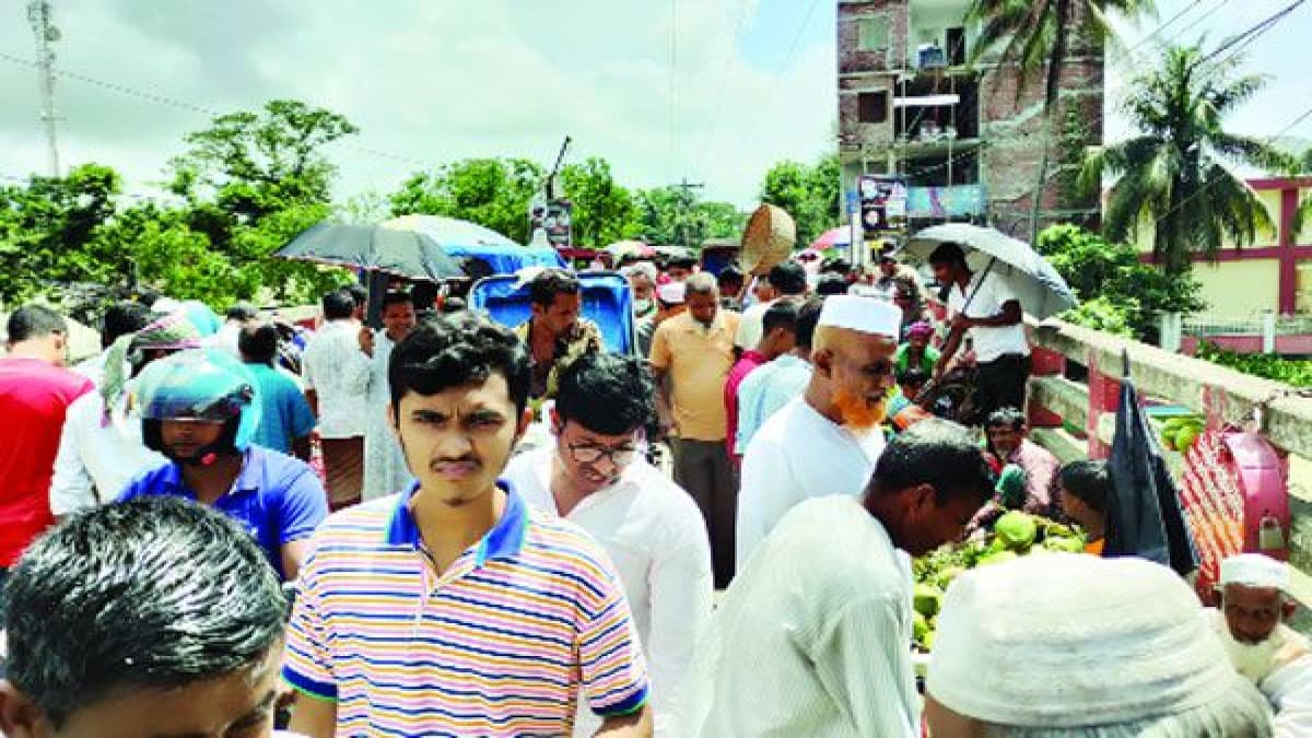 বেতাগীর টাউনব্রিজে ‘মিনি হাট’, দায়সারা উচ্ছেদে বাড়ছে জনদুর্ভোগ