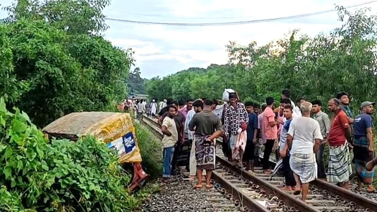 চট্টগ্রামে ট্রেনে কাটা পড়ে অটোরিকশার যাত্রী-চালকের মৃত্যু