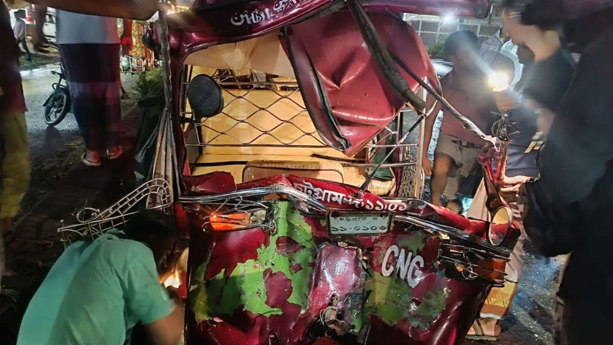 আনোয়ারায় ডাম্প ট্রাক ও অটোরিকশা সংঘর্ষে শিশুসহ আহত ৪