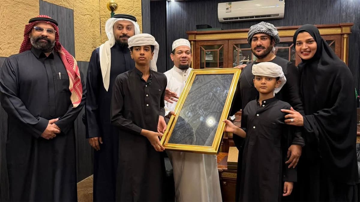 যেভাবে কাবার গিলাফ উপহার পেলেন অনন্ত-বর্ষা