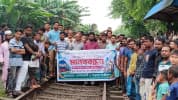 মির্জাগঞ্জে আন্তঃনগর ট্রেনের যাত্রাবিরতির দাবিতে রেলপথ অবরোধ