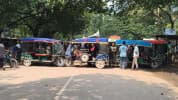 দামুড়হুদায় ইজিবাইক আটকানোর প্রতিবাদে মহাসড়ক অবরোধ