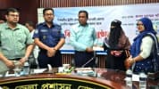 নোয়াখালীতে সড়ক দুর্ঘটনায় ক্ষতিগ্রস্তকে আর্থিক সহায়তা প্রদান