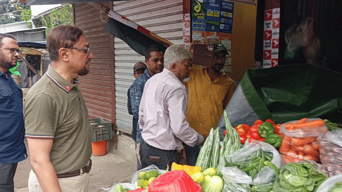 চট্টগ্রামে ফুটপাত দখলমুক্ত করতে মেয়রের নেতৃত্বে চসিকের উচ্ছেদ অভিযান