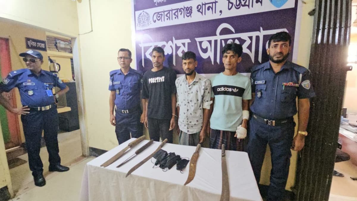 চট্টগ্রামে ডাকাতির প্রস্তুতিকালে দেশীয় অস্ত্রসহ গ্রেফতার ৩