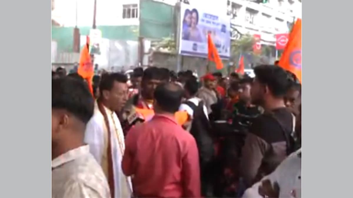 কলকাতায় বাংলাদেশ মিশনের সামনে হিন্দুত্ববাদীদের বিক্ষোভ
