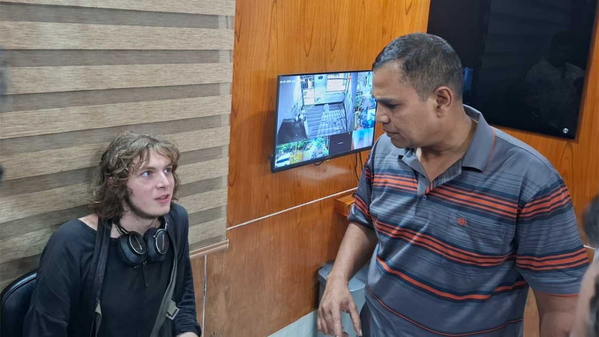 নাটোর রেলস্টেশনে জার্মান পর্যটকের ল্যাপটপ-ক্যামেরা চুরি
