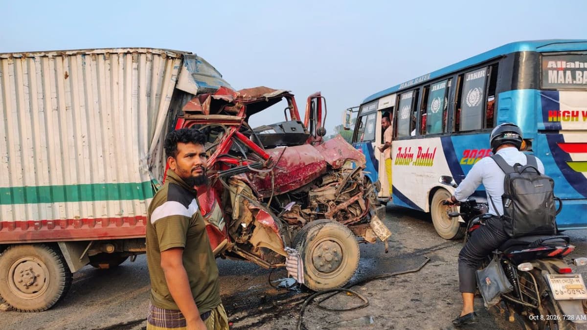 ধামরাইয়ে কাভার্ড ভ্যান ও বাসের সংঘর্ষে নিহত ১