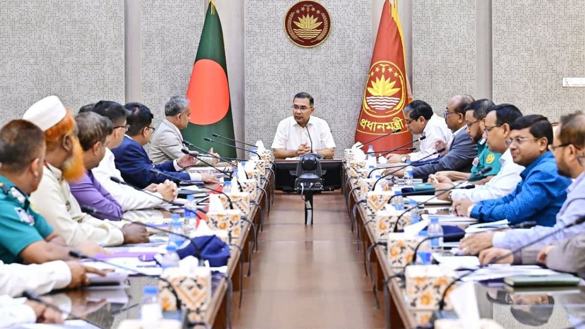 ঢাকার গণপরিবহন ব্যবস্থাপনা নিয়ে বৈঠকে প্রধানমন্ত্রী