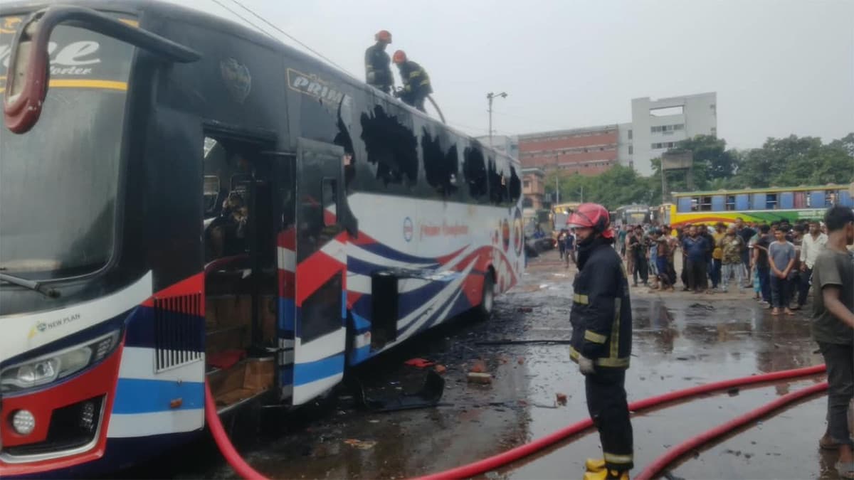 মহাখালী টার্মিনালে এসি বাসে আগুন, অল্পের জন্য রক্ষা পেলেন যাত্রীরা