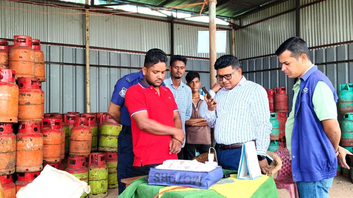 বেশি দামে এলপিজি বিক্রি, ৪ ব্যবসায়ীকে লাখ টাকা জরিমানা