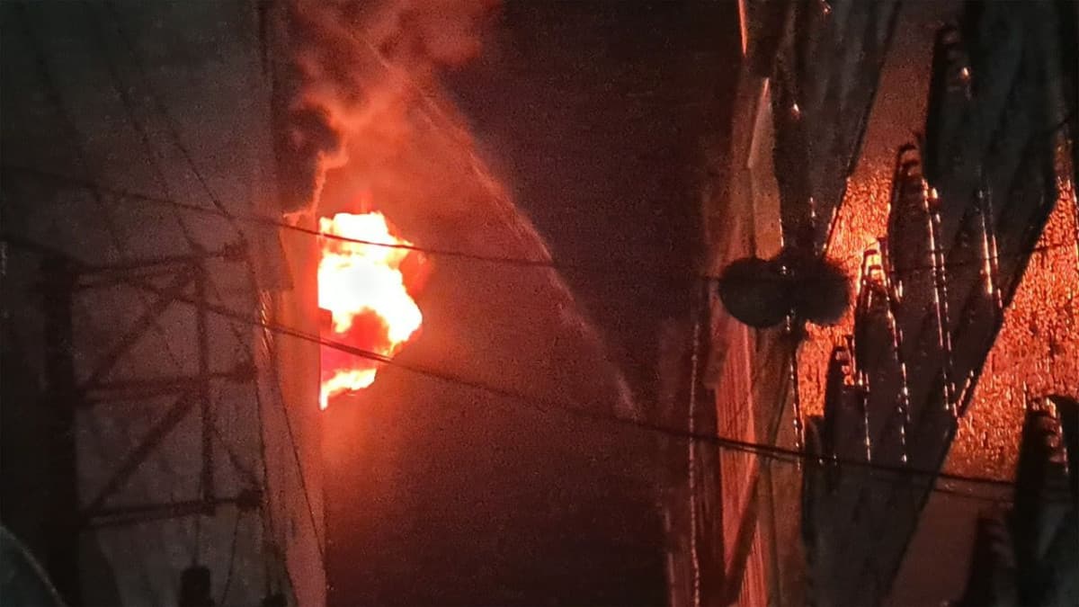 রাজধানীর চকবাজারে ভয়াবহ আগুন, নিয়ন্ত্রণে ফায়ার সার্ভিসের ৯ ইউনিট