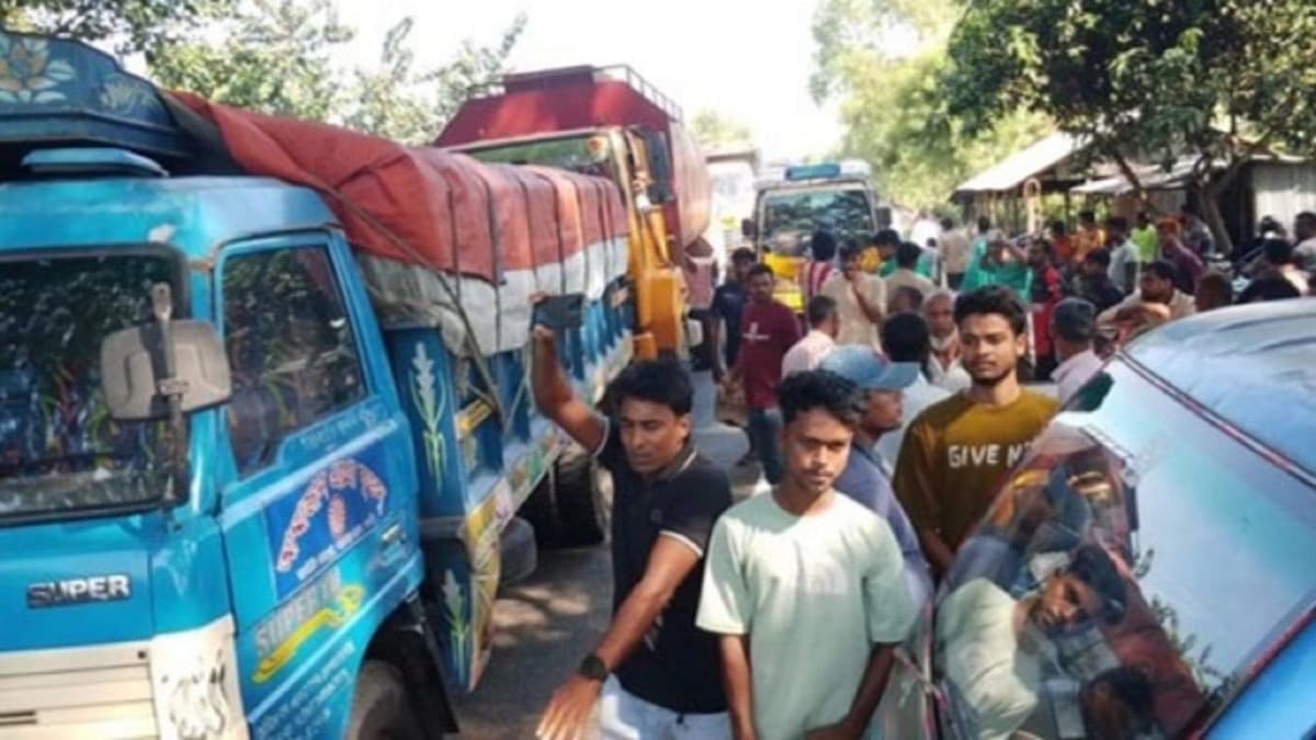 মান্দায় সারের দাবিতে নওগাঁ-রাজশাহী মহাসড়ক অবরোধ কৃষকদের