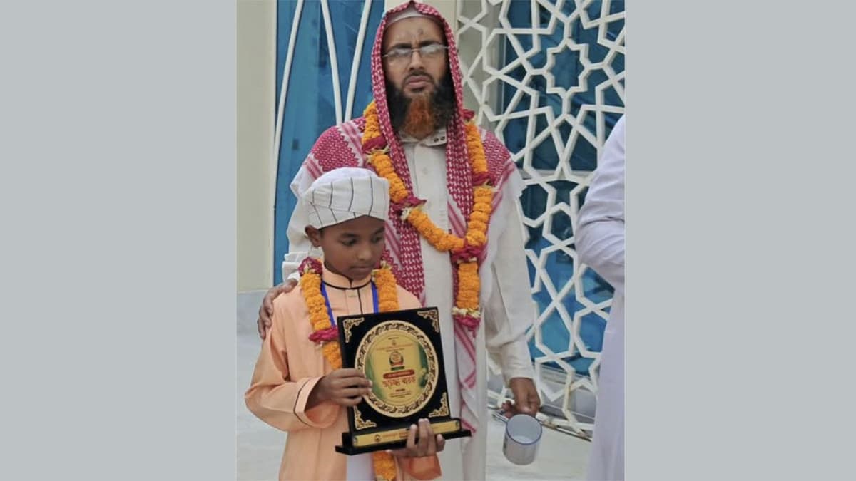 মিরসরাইয়ে হিফজুল কোরআন প্রতিযোগিতায় প্রথম শিশু হাফেজ উসামা