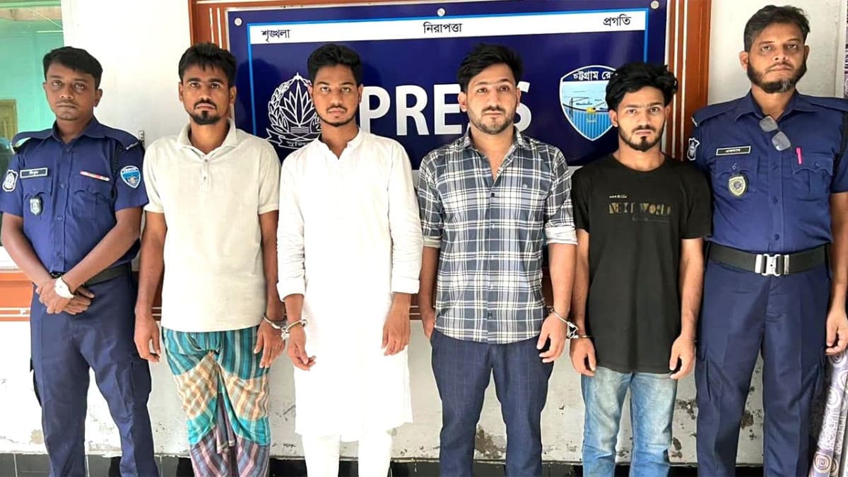পুলিশের গাড়িতে হামলা ও ভাঙচুরের ঘটনায় মামলা, গ্রেফতার ৪