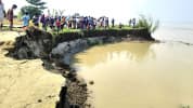 ১১৩ কোটি টাকার নদীতীর রক্ষা বাঁধে ভাঙন, ঝুঁকিতে শিক্ষাপ্রতিষ্ঠান-ঘরবাড়ি