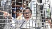 মমতা ব্যানার্জী ও কেজরিওয়ালকে ছেড়ে দিয়েছে দিল্লি পুলিশ