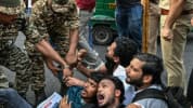 ভারতে বিক্ষোভ দমনে পুলিশ নাস্তানাবুদ, কৌশল বদলাচ্ছেন তরুণেরা