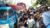 মান্দায় সারের দাবিতে নওগাঁ-রাজশাহী মহাসড়ক অবরোধ কৃষকদের