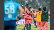 শাদাবের সেঞ্চুরিতে অবিশ্বাস্য জয় পাকিস্তানের