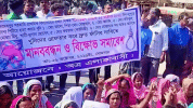 দিনাজপুরে শিক্ষক হত্যার প্রতিবাদে মহাসড়ক অবরোধ