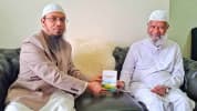 জাকির নায়েকের হাতে শায়খ আহমাদুল্লাহর ‘সকাল-সন্ধ্যার দুআ’