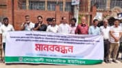 নোয়াখালীতে সাংবাদিকের ওপর হামলার প্রতিবাদে মানববন্ধন