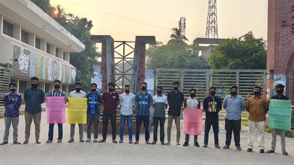 রাবিতে সাংবাদিকদের ওপর হামলা: মুখে কালো কাপড় বেঁধে হাবিপ্রবি সাংবাদিকদের প্রতিবাদ