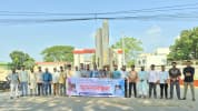 দোয়ারাবাজারে সাংবাদিককে কুপিয়ে হত্যার চেষ্টা: অভিযুক্তের সর্বোচ্চ শাস্তির দাবিতে মানববন্ধন