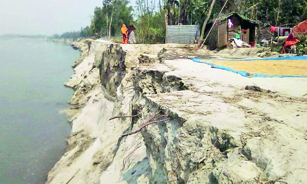 ৮ সন্তান নিয়ে দ্বারে দ্বারে ঘুরছেন যমুনার ভাঙনে নিঃস্ব মাজেদা